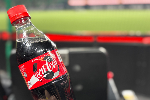 サッカーボールのデザインが施されたコカ・コーラのペットボトルが置かれています。